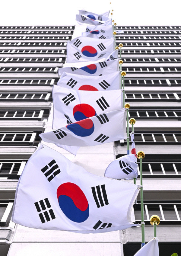 아이들도 좋아해요 대구 반도유보라센텀 아파트 태극기 물결 넘실