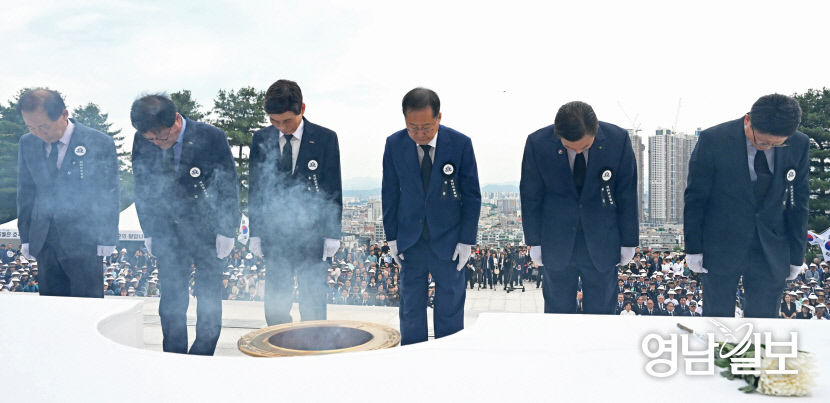 [포토뉴스] 제 69회 현충일 추념식에서 묵념하는 홍준표 대구시장