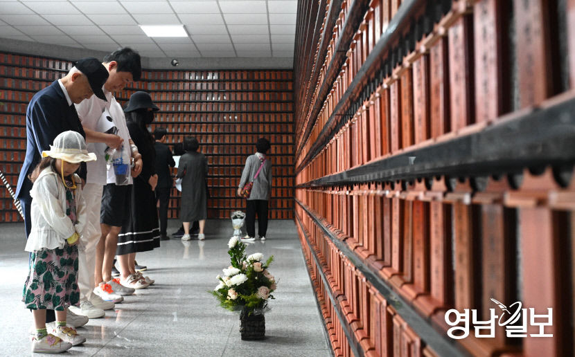 [포토뉴스] 현충일 맞아 대구 앞산 충혼탑 찾은 유족들