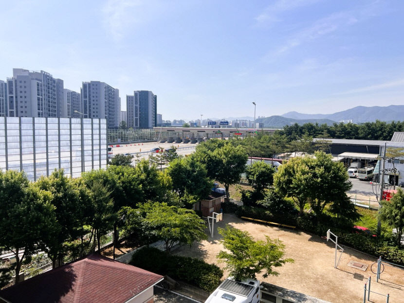 시끄러워서 창문도 못 열어…고속도로 옆 아파트 방음벽 설치 갈등