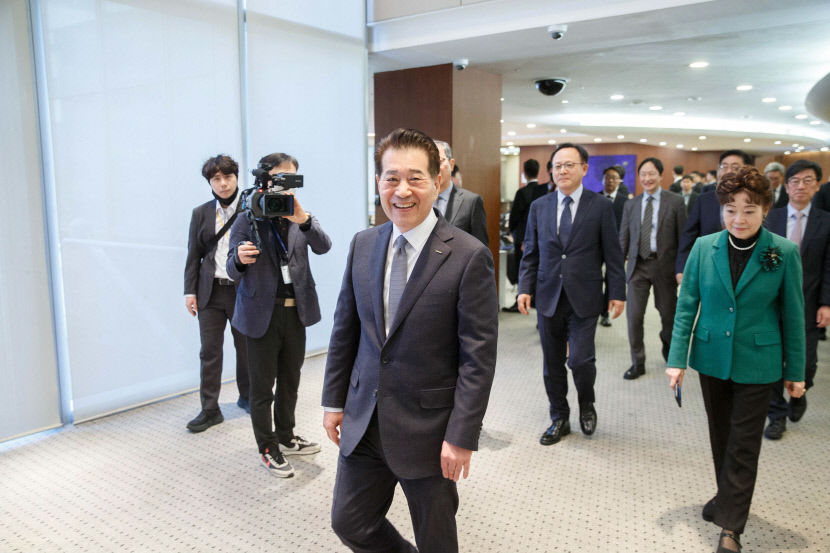 포스코 패싱은 옛말…위상 달라진 장인화 회장