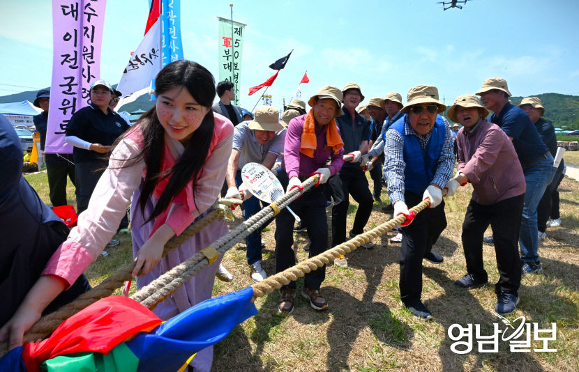 [포토뉴스] 제6회 삼장군 단오축제에서 줄다리기 하는 대구 군위군민들