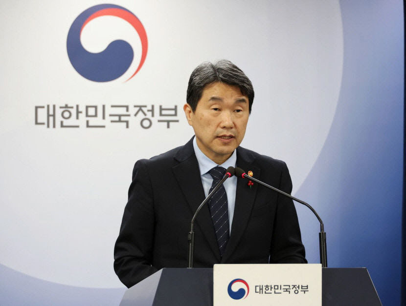 이주호 의대생 동맹휴학 안 돼…휴학 승인 대학 엄정히 대처
