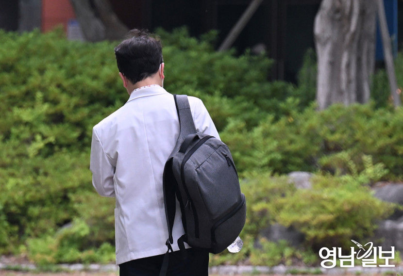 [포토뉴스] 병원 밖 이동하는 의사