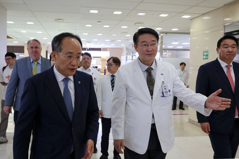 국민의힘 의사일정 대신 민생으로…의료현장 방문하고 이태원 유가족 만나