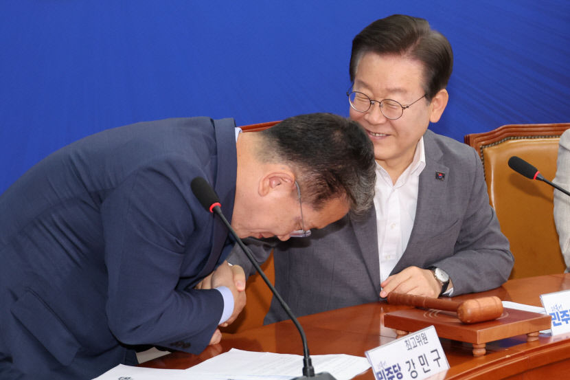 대구 출신 민주당 강민구 최고위원, 이재명에게 머리 숙이며 당의 아버지