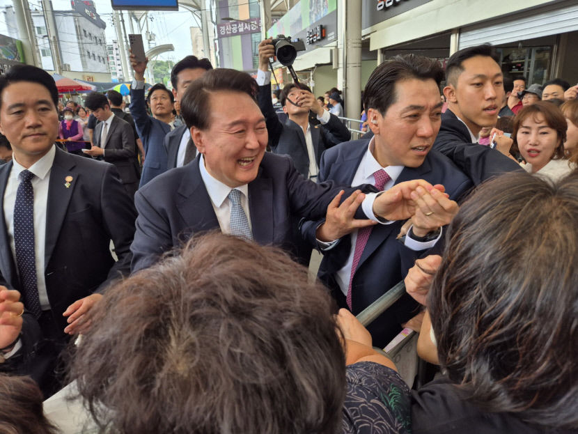 尹, 경산시장서 민생탐방…청년상인에 주먹인사 격려 가게 번창하길