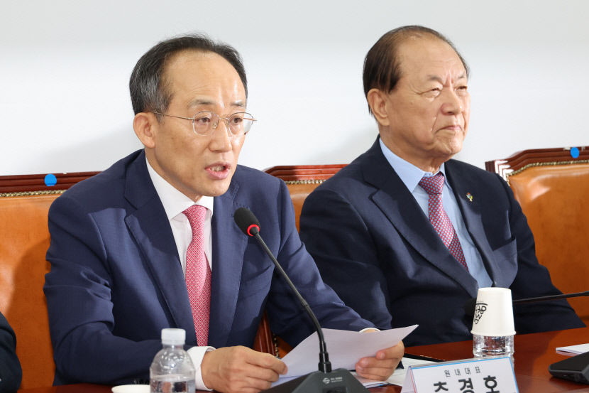국힘 의총서 여당 몫 7개 상임위원장 자리 수용하기로