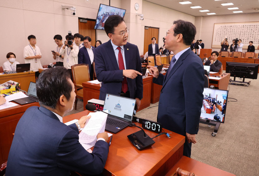 [속보] 방송3법·방통위법, 야당 강행처리로 법사위 통과…국민의힘 반발