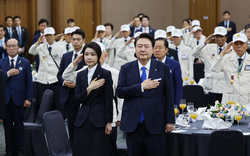 TK 참전 유공자·보훈가족 만난 尹대통령 여러분 덕분에 국난 극복하고 자유 지켜