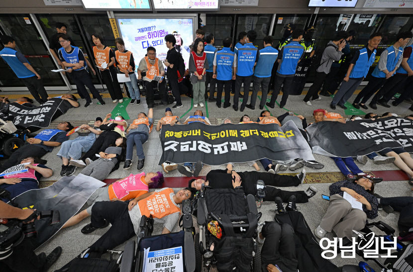 [포토뉴스] 다이인(Die-in)행동하는 대구장애인차별철폐연대