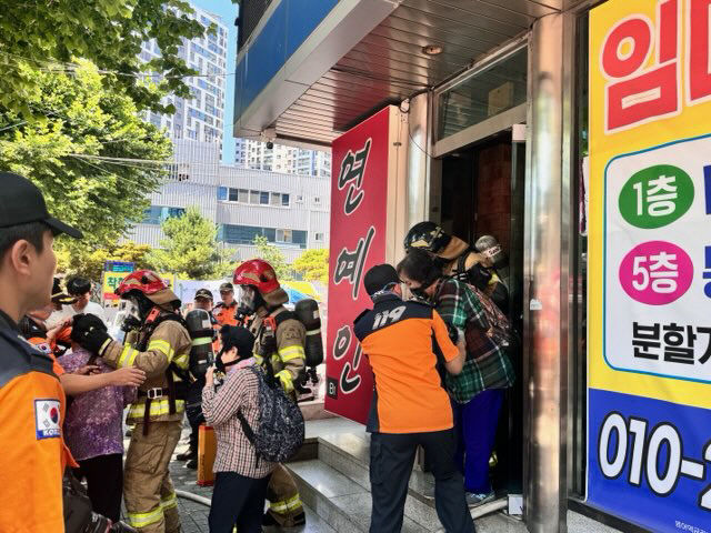 대구 동구 6층 건물서 화재…42명 옥상 대피(2보)