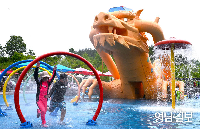 [포토뉴스] 개장한 군위삼국유사테마파크에서 물놀이 즐기는 어린이들