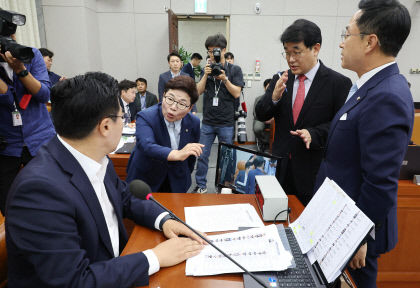 채상병 수사외압 등 尹 관련 의혹에 난타전 벌어진 국회 운영위