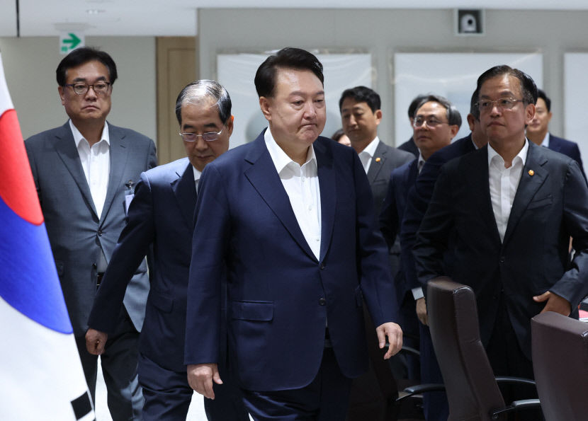 尹, 배터리 화재에 과학적 안전대책 수립해야…국회에 대화와 합의 당부도