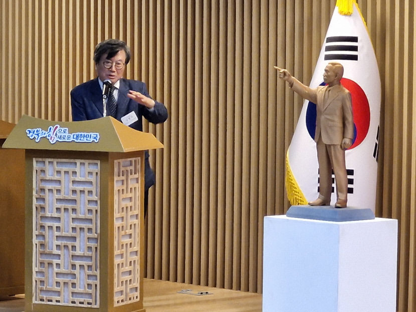 경북도청 앞 박정희 전 대통령 동상 계승이냐 우상화인가 시민단체 각축