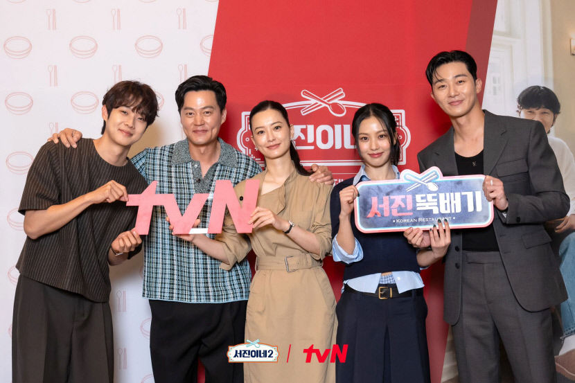 곰탕 파는 이서진, 합창단장 된 박보검…주말 밤 예능 소리없는 전쟁