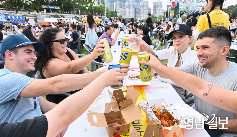 [포토뉴스] 2024 대구 치맥페스티벌 즐기는 외국인들