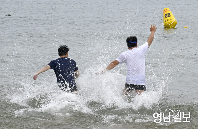 [포토뉴스] 경북 포항 월포해수욕장으로 뛰어드는 피서객들