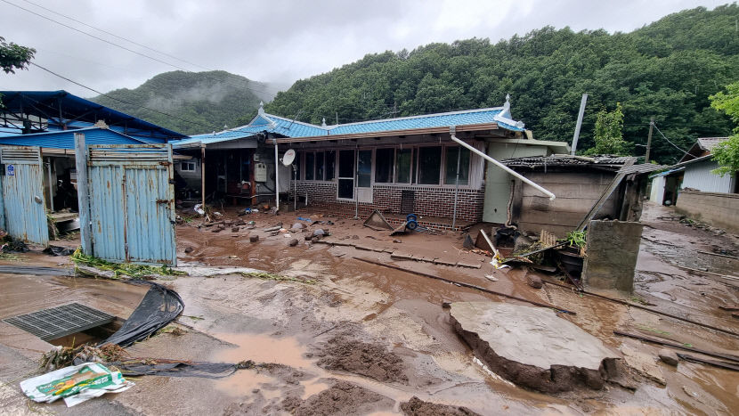 경북 영양군 시간당 최고 40㎜ 폭우···가옥 농경지 침수