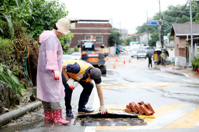 [화보] 안동 성곡동 일대 폭우 피해현장…구슬땀 흘리는 자원봉사자들