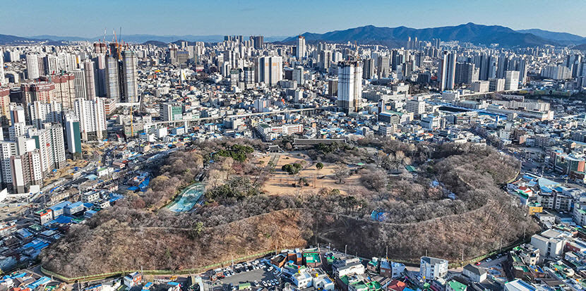 유네스코 등재 악재되진 않을까…대구 달성공원 인근에 철골 주차장 건립