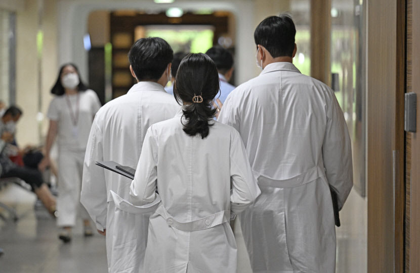 전공의 달래기 나선 정부, 사직 전공의 미복귀자 행정처분 철회