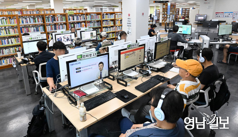 [포토뉴스] 장마철 휴일에 두류도서관 찾은 시민들