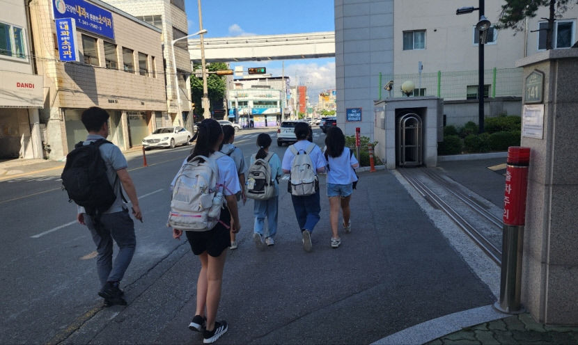 좁은 인도에 차도로 내몰린 아이들…달성초 등굣길 위험천만