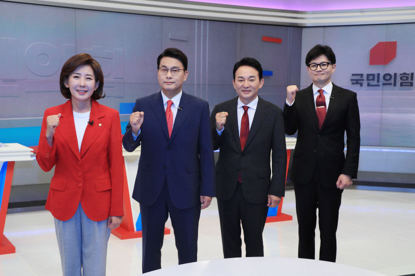 김건희 여사 문자 무시 논란에도 어대한 기류 계속…韓 적합도 45% 기록