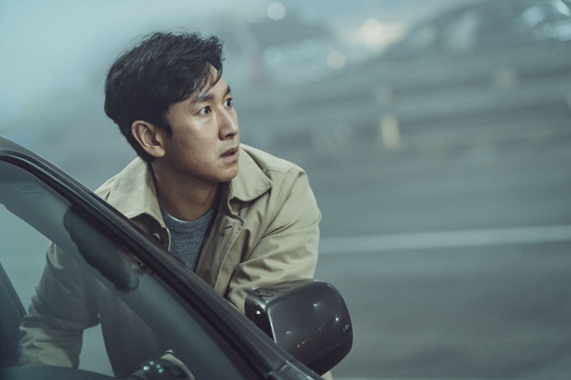 이선균 유작 두편 나란히 개봉…제작비 185억 블록버스터 vs 법정에 간 대통령 시해사건