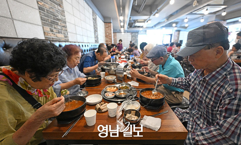 [포토뉴스] 초복 앞 복달임하는 어르신들
