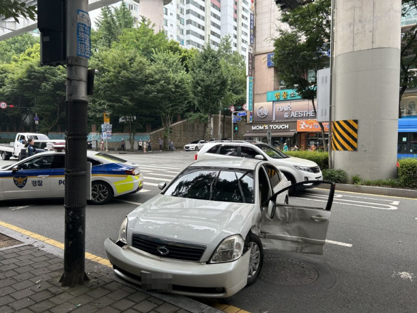 대구 수성구 교차로서 승용차 충돌…은행 건물 들이받고 멈춰