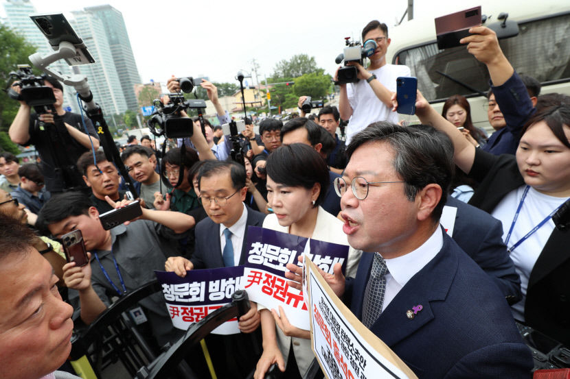 국회 법사위 야권 의원들, 대통령실에 청문회 출석요구서 전달