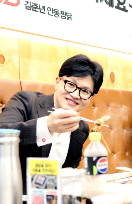 [포토뉴스] 한동훈, 안동찜닭 맛에 깜놀