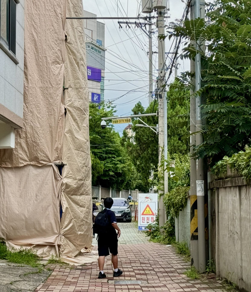 유리 파편 투성이 공사 현장으로 다니는 아이들…위험천만 대구 월배초교 통학길