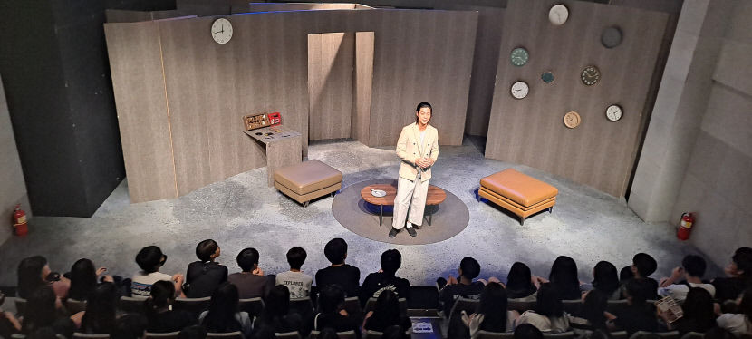 불행한 가정 이야기, 블랙코미디로 승화했다…연극 끝내주는 해결사 내달 4일까지 공연