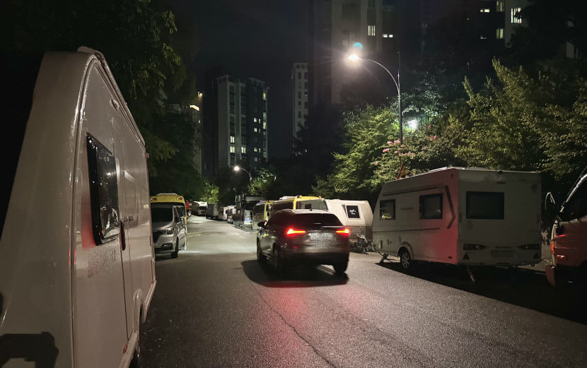 낮에는 캠핑카·밤에는 화물차…장기·밤샘 얌체주차에 수성구 파동 주민들 불편 호소