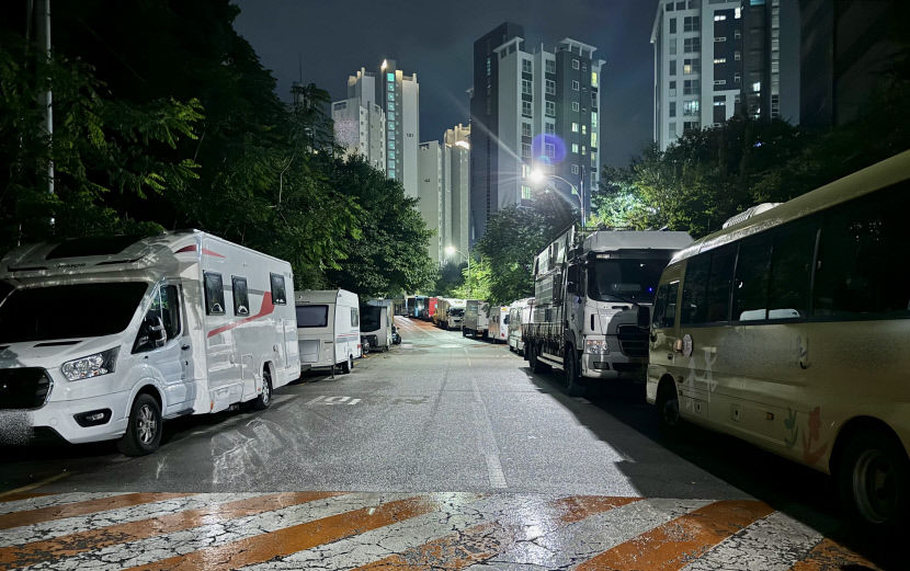 낮에는 캠핑카·밤에는 화물차…장기·밤샘 얌체주차에 수성구 파동 주민들 불편 호소
