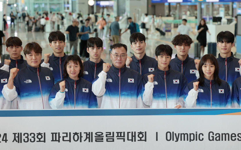 2024 파리올림픽에 출전하는 수영 국가대표팀 선수들이 지난 16일 오전 인천국제공항 제2여객터미널에서 출국에 앞서 기념 촬영하고 있다. 연합뉴스