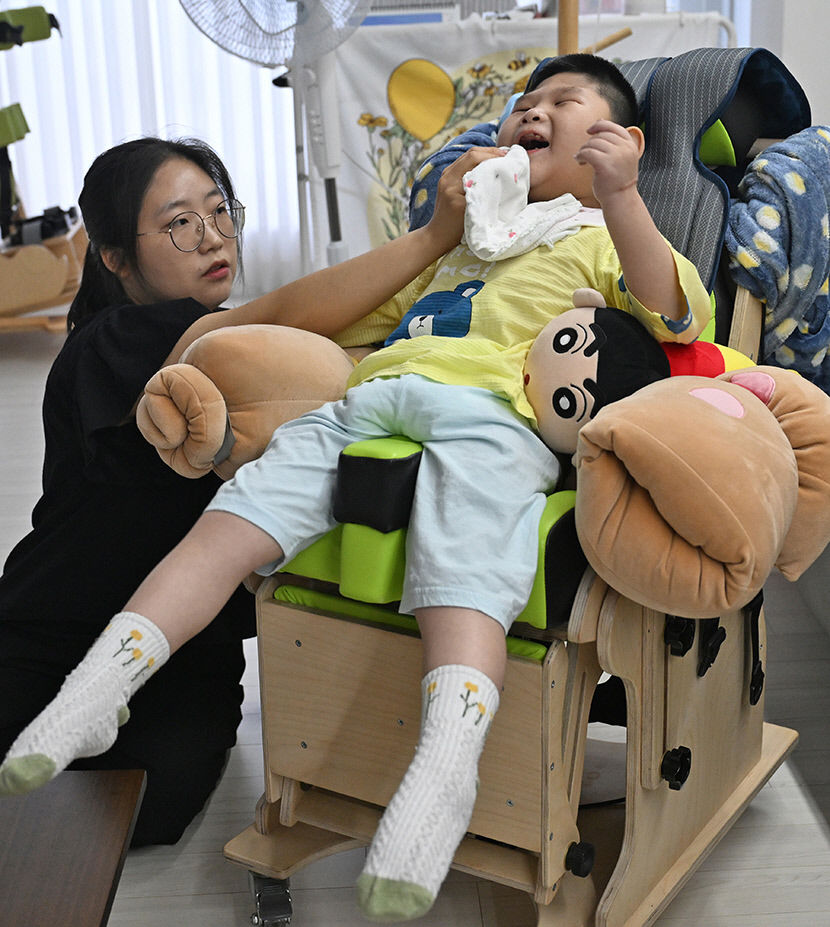 [어린이에게 희망을] 뇌성마비 등 7가지 넘는 질환을 앓는 진영이
