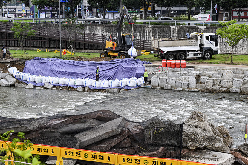 [포토뉴스] 산책로 추가붕괴 막자 동화천 복구공사