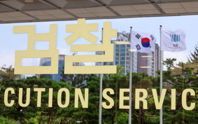 檢, 김건희 여사 비공개 조사…포토라인 피하고 총장 패싱 논란까지