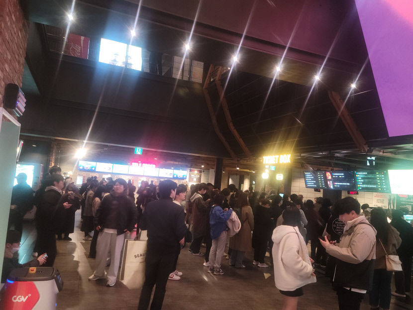 영화 티켓가격 내려가고 변칙개봉 사라질까