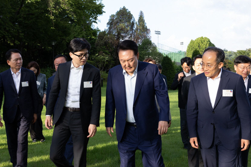 尹, 한동훈에 수고 많았다…신임 지도부·경선 후보자와 만찬