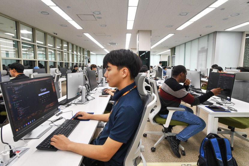 [나의 우주 나의 세계, 경산] (3) 청년의 꿈이 이뤄지는 ICT세계