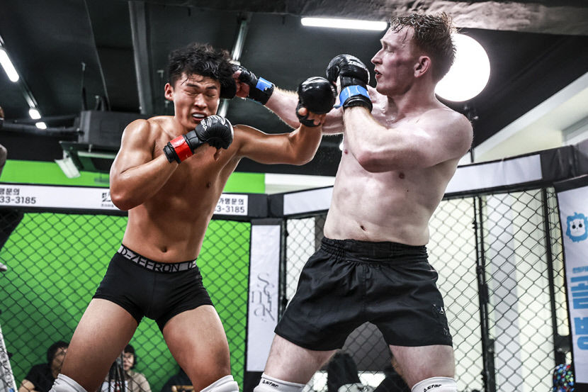 지난 22일 대구 중구에서 열린 KMMA19 대회에서 경기를 펼치고 있는 영국인 제임스 로즈(오른쪽)와 권지후. <KMMA 제공>