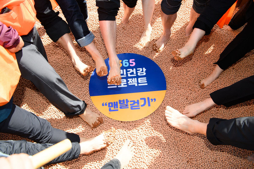 관광 명소가 된 경북 구미 지산샛강 황토 맨발길