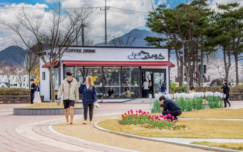 관광 명소가 된 경북 구미 지산샛강 황토 맨발길