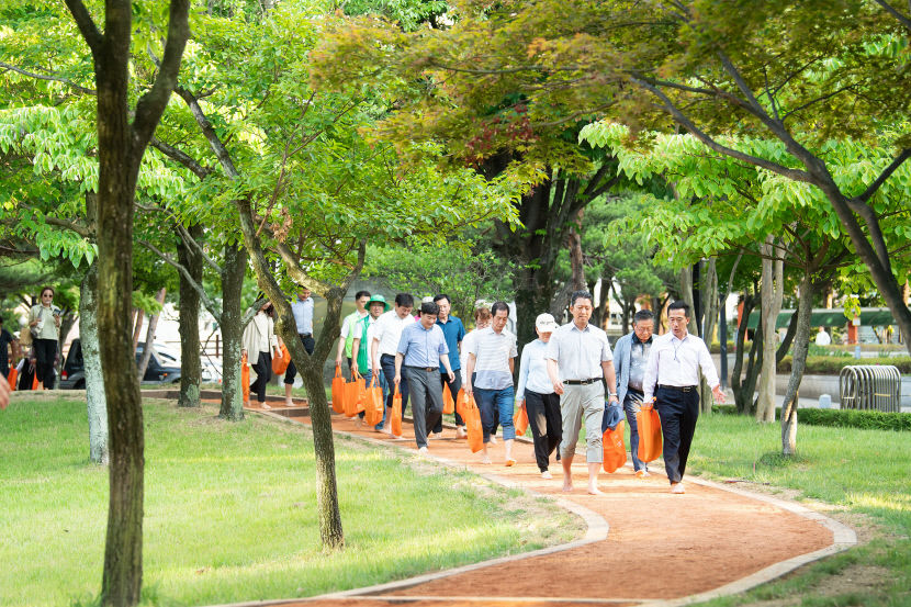 관광 명소가 된 경북 구미 지산샛강 황토 맨발길